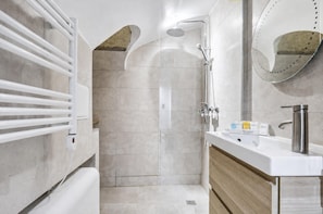 Bathroom - Suite 332 - Two levels, a table for 12 (Paris)
