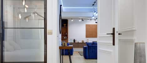 2 habitaciones, escritorio, tabla de planchar con plancha y internet
