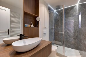 Douche, sèche-cheveux, serviettes fournies