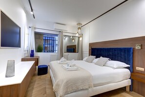 2 bedrooms, desk, iron/ironing board, Internet