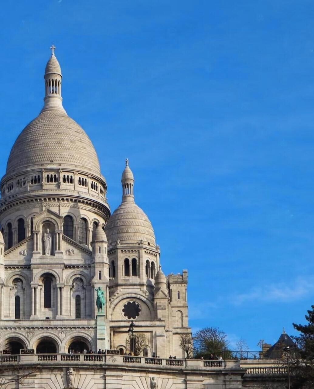Un grande edificio storico con numerose cupole, tra cui una cupola centrale imponente.