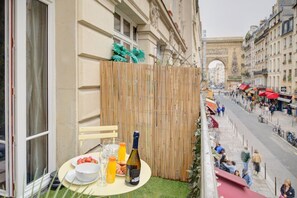 Outdoor dining - TBS 108 - Superb modern apartment with balcony (Paris)