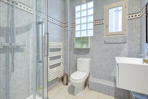 Shower, hair dryer, towels
