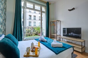 2 bedrooms, internet, bed sheets