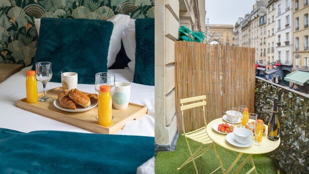 Een slaapkamer met een bed, een nachtkastje met ontbijtartikelen, en een balkon met een tafel gedekt voor het ontbijt.