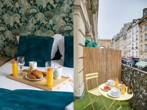 Una camera da letto con un letto, un comodino con prodotti per la colazione e un balcone con tavolo apparecchiato per la colazione.