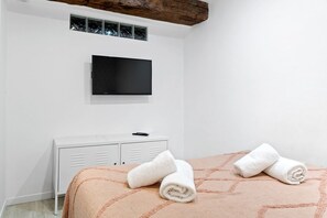 2 bedrooms, iron/ironing board, bed sheets