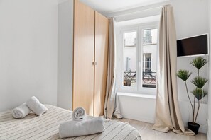 2 habitaciones, tabla de planchar con plancha y ropa de cama 