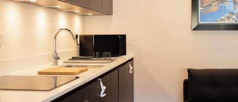 Frigorifero, microonde, forno, piano cottura