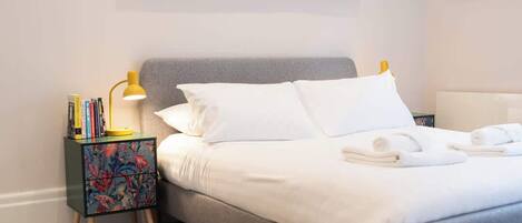 1 室のベッドルーム、デスク、アイロン / アイロン台、旅行用ベビーベッド