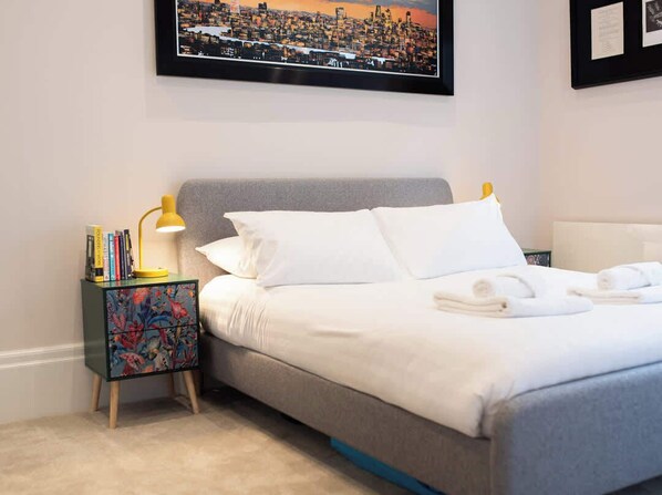 1 habitación, escritorio, tabla de planchar con plancha y cuna de viaje 