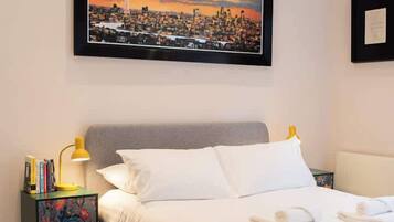 1 Schlafzimmer, Schreibtisch, Bügeleisen/Bügelbrett, Reisekinderbett