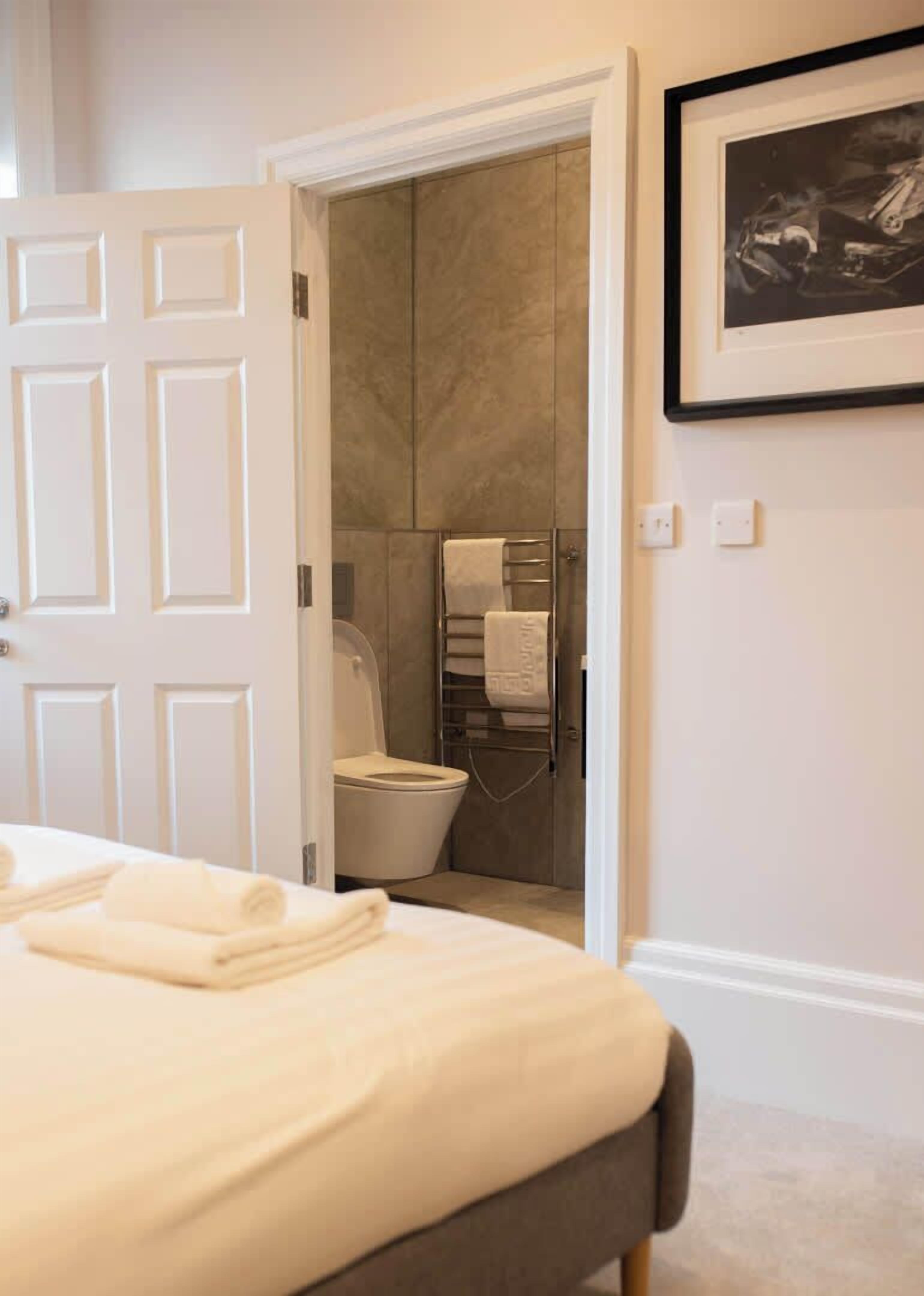 1 Schlafzimmer, Schreibtisch, Bügeleisen/Bügelbrett, Reisekinderbett