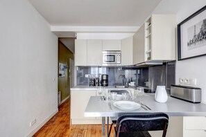 Geladeira, micro-ondas, cafeteira/chaleira, torradeira