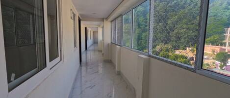 Kamar Deluks | Balkon