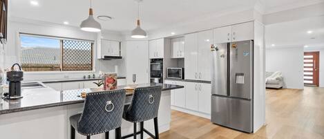 Køleskab, mikrobølgeovn, ovn, kogeplade