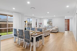 Interior - Stunning 5BR Big Modern Home w/Parking/Malls/Parks (Wishart)