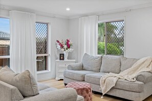 TV - Stunning 5BR Big Modern Home w/Parking/Malls/Parks (Wishart)