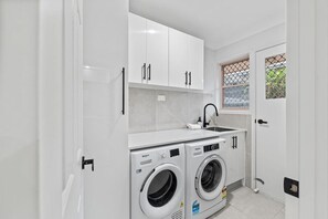 Interior - Stunning 5BR Big Modern Home w/Parking/Malls/Parks (Wishart)