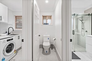 ヘアドライヤー、タオル、石鹸、シャンプー