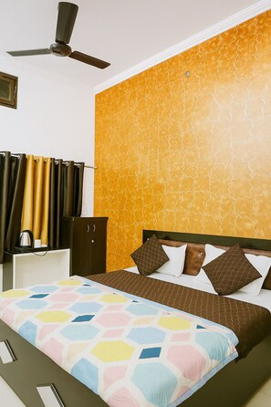 Deluxe Double Room | Laptop workspace, free WiFi - Ramam By Naavagat 700 Meter From Temple (Faizabad)