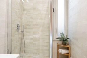 Douche, sèche-cheveux, bidet, serviettes fournies