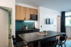 Kühlschrank, Mikrowelle, Herdplatte, Wasserkocher mit Kaffee-/Teezubehör