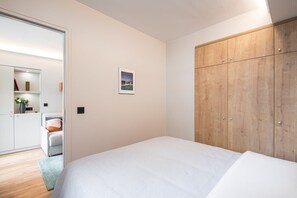 1 habitación, tabla de planchar con plancha, cuna de viaje y wifi
