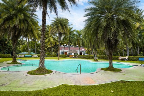 Una piscina al aire libre