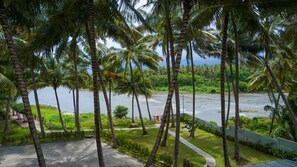 إطلالة على البحيرة