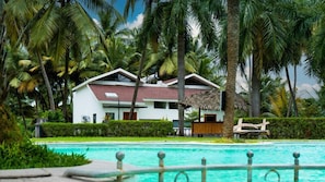 Una piscina al aire libre