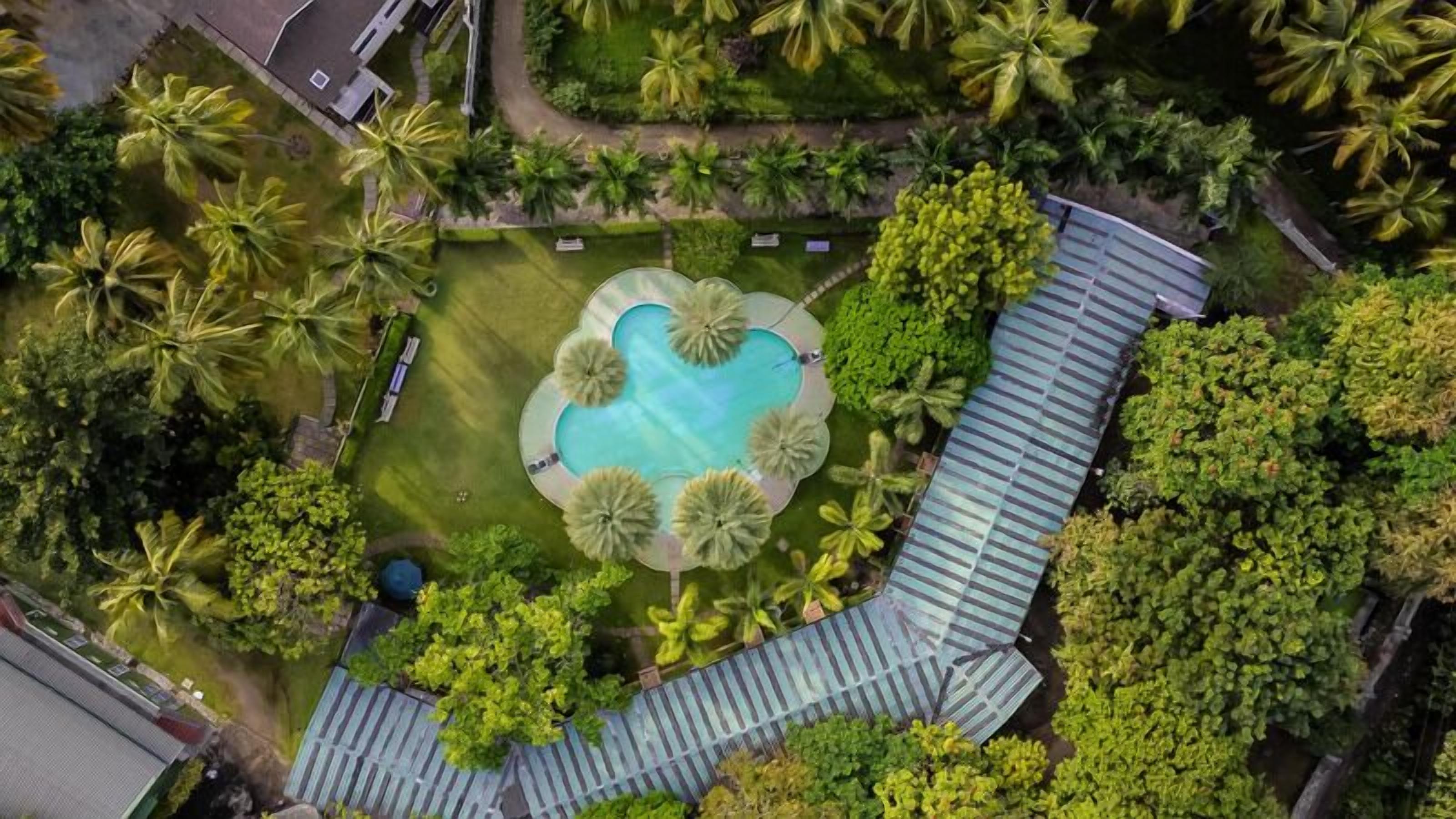 Una piscina al aire libre