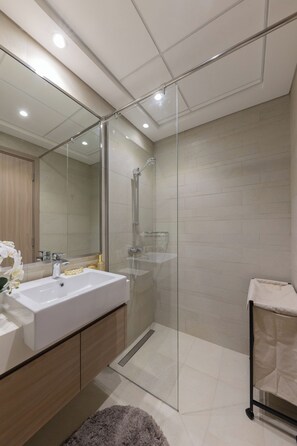 Bathroom - Bright and cozy studio in Azizi Riviera (Dubai)