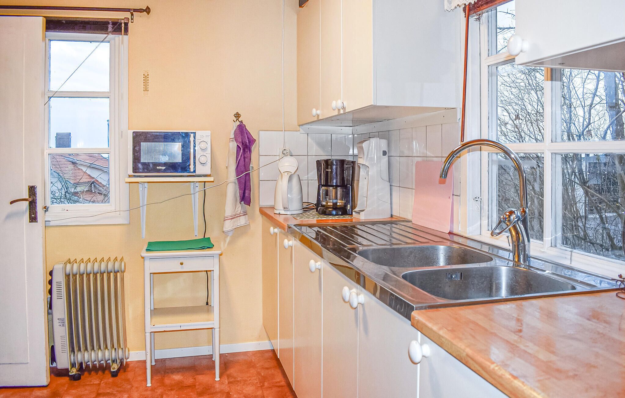 Kylskåp, spishäll och kaffe- och tebryggare