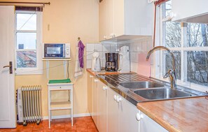 Fridge, stovetop, coffee/tea maker