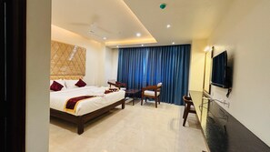 Desk, soundproofing, free WiFi, bed sheets - MK Naidu Hotel & Conventions Center (Hanmakonda)