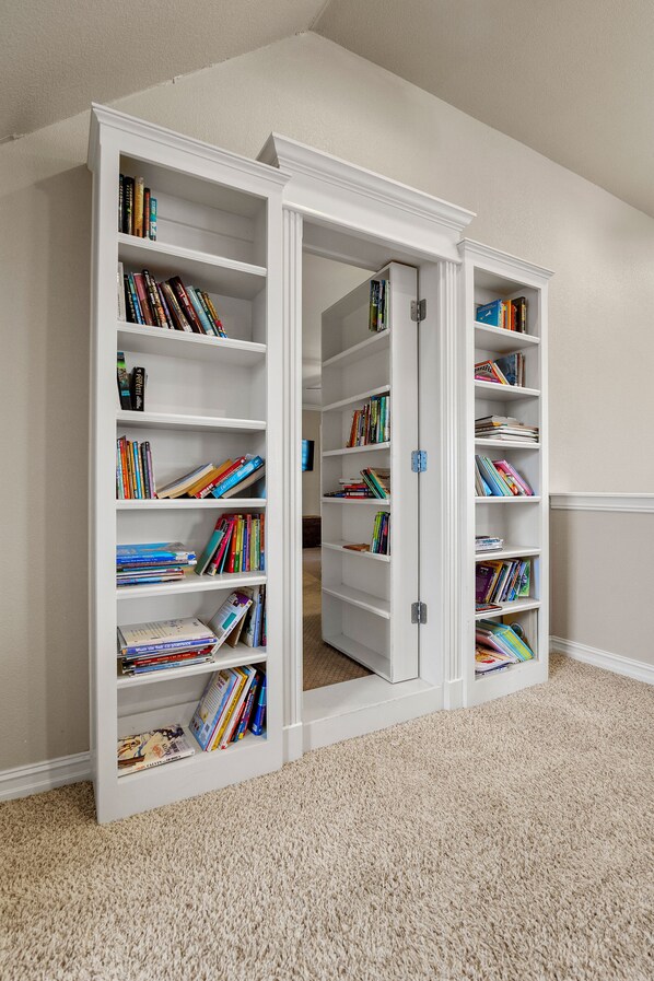 Interior - Spacious 5-bedroom Manor, Movie Room,Horse Views and Pony Parties (Tulsa)