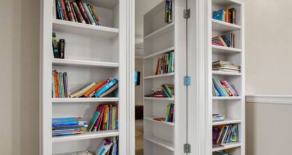 Spacious 5-bedroom Manor, Movie Room,Horse Views and Salt Water Pool