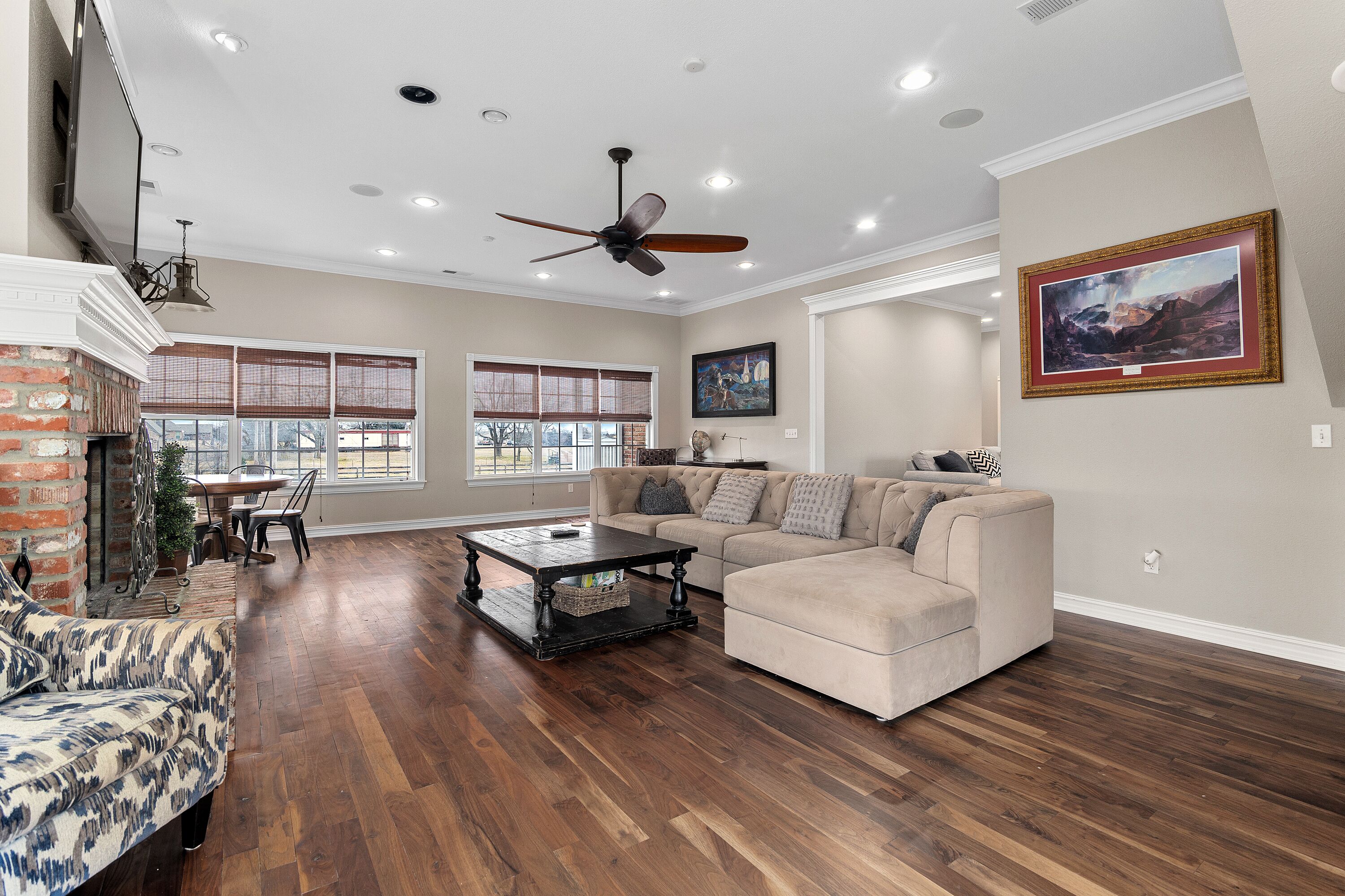 Smart-tv, pejs, dvd-afspiller, bøger