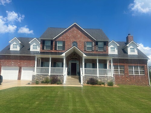 Spacious 5-bedroom Manor, Movie Room, Hot Tub, Horse Views and Pony Parties