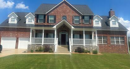 Spacious 5-bedroom Manor, Movie Room, Hot Tub, Horse Views and Pony Parties