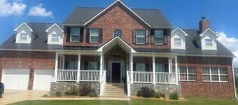 Spacious 5-bedroom Manor, Movie Room, Hot Tub, Horse Views and Pony Parties