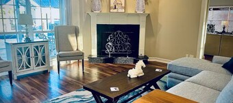 Spacious 5-bedroom Manor, Movie Room, Hot Tub, Horse Views and Pony Parties