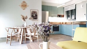 Een televisie en een open haard