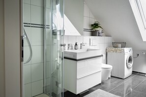 Dusj, hårføner og håndklær