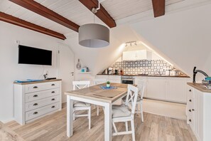 Kylskåp, mikrovågsugn, ugn och spishäll