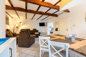 TV - Holiday Apartment 'Steuerbord' with Private Terrace, Private Garden and Wi-Fi (Büsumer Deichhausen)