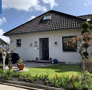 Exterior - Holiday Apartment 'Steuerbord' with Private Terrace, Private Garden and Wi-Fi (Büsumer Deichhausen)