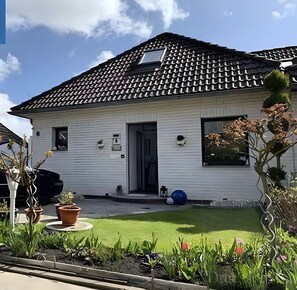 Exterior - Holiday Apartment 'Steuerbord' with Private Terrace, Private Garden and Wi-Fi (Büsumer Deichhausen)