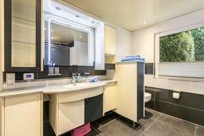 Dusj, hårføner og håndklær